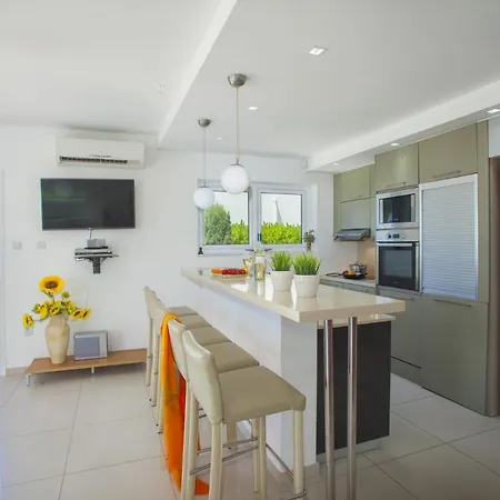 Luxury 3 Bedroom On The Beach, 1369 Villa Ayia Napa
