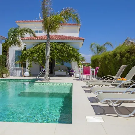 Willa Luxury 3 Bedroom On The Beach, 1369 *