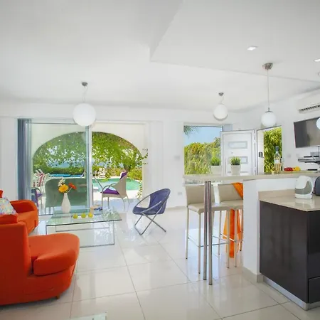 Willa Luxury 3 Bedroom On The Beach, 1369 *