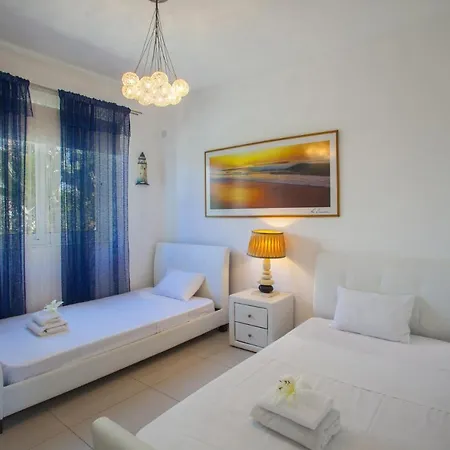 Luxury 3 Bedroom On The Beach, 1369