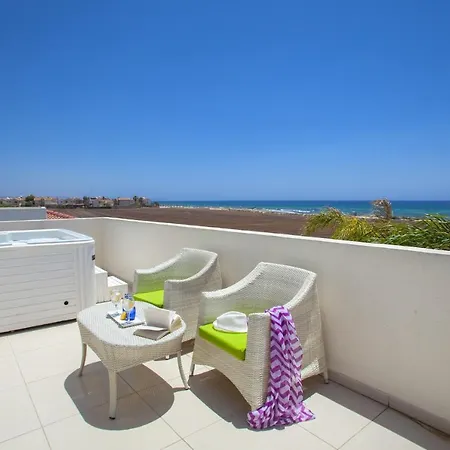Villa Luxury 3 Bedroom On The Beach, 1369 Ayía Nápa