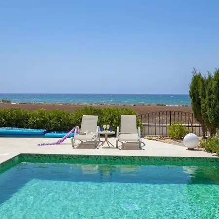 Luxury 3 Bedroom On The Beach, 1369 Willa